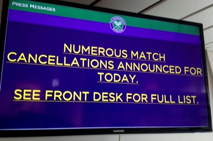 Așa arată anunțul amânării meciurilor de la centrul de presă de la Wimbledon