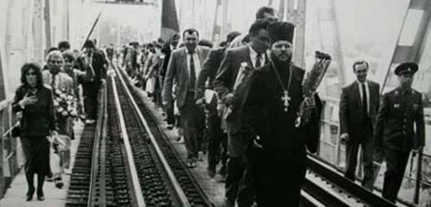 La 6 mai 1990, m-am aflat la câţiva paşi în dreapta celui care a realizat această fotografie, la mijlocul podului de cale ferată, de la Ungheni. Ofiţerul sovietic era palid. Iar mulţimea românilor - de neoprit.