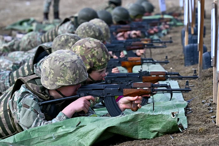 MApN spune că nu a luat în calcul revenirea la serviciul militar obligatoriu. FOTO arhivă MApN