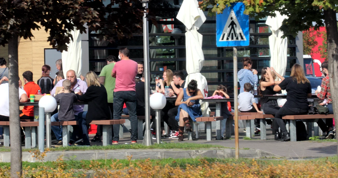 Zeci de oameni mâncau umăr lângă umăr pe terasa unui fast-food din BăneasaFotografii: BLITZ