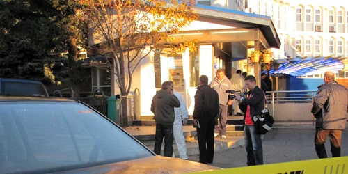 Bancomatul spart se află la intrarea în sediul Hidroelectrica 