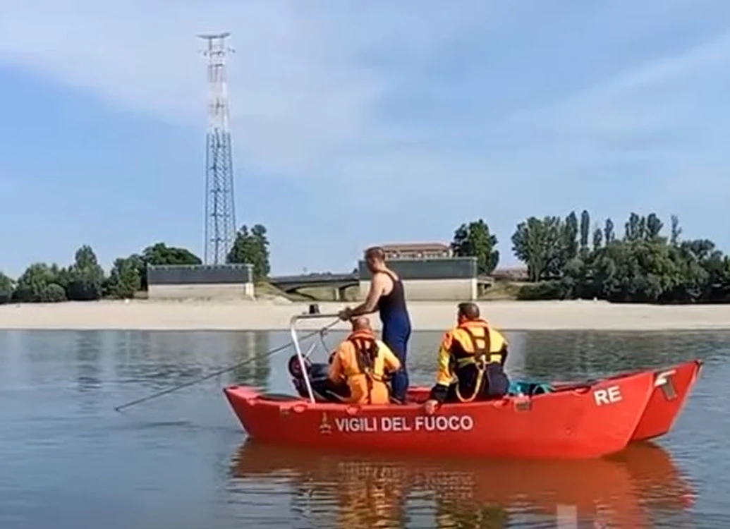 
    Văzându-şi unchiul că este în pericol să se înece, românul nu a stat nicio clipă pe gânduri şi a intrat în apă să-l salvezeFoto: captură video  