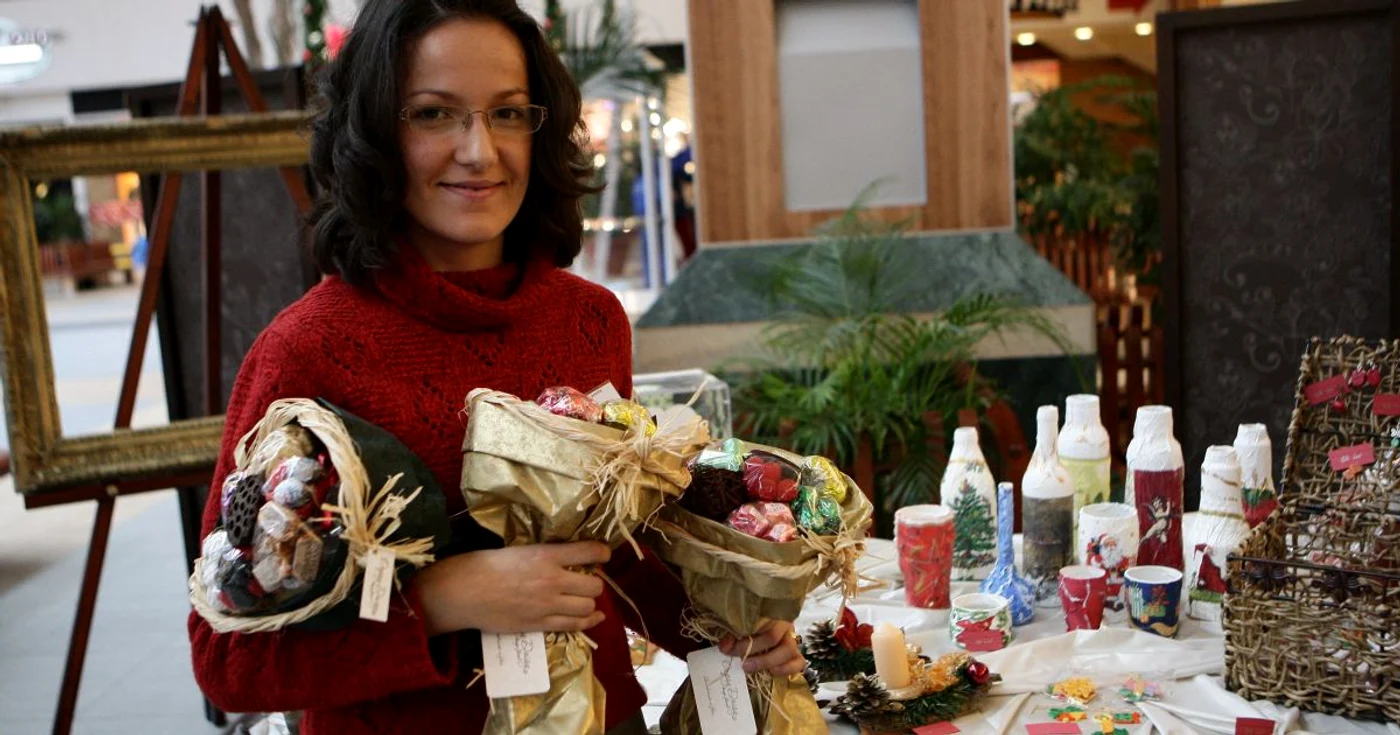 Marta Chira expune un buchet în care florile sunt înlocuite cu bomboane