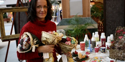 Marta Chira expune un buchet în care florile sunt înlocuite cu bomboane