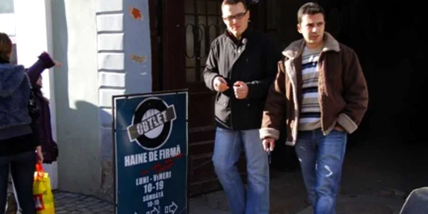 Hainele de outlet sunt tot mai căutate de consumatorul sibian