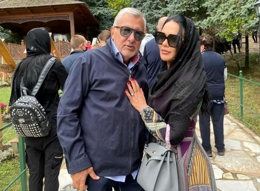 Ioana l-a dus pe Ilie la vestitul mormânt al lui Arsenie Boca de la Mânăstirea Prislopfoto: Facebook