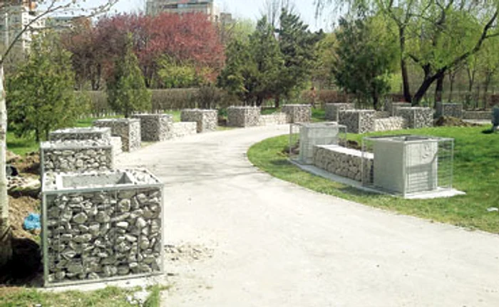 
    Băncile din beton au fost desfiinţate  
