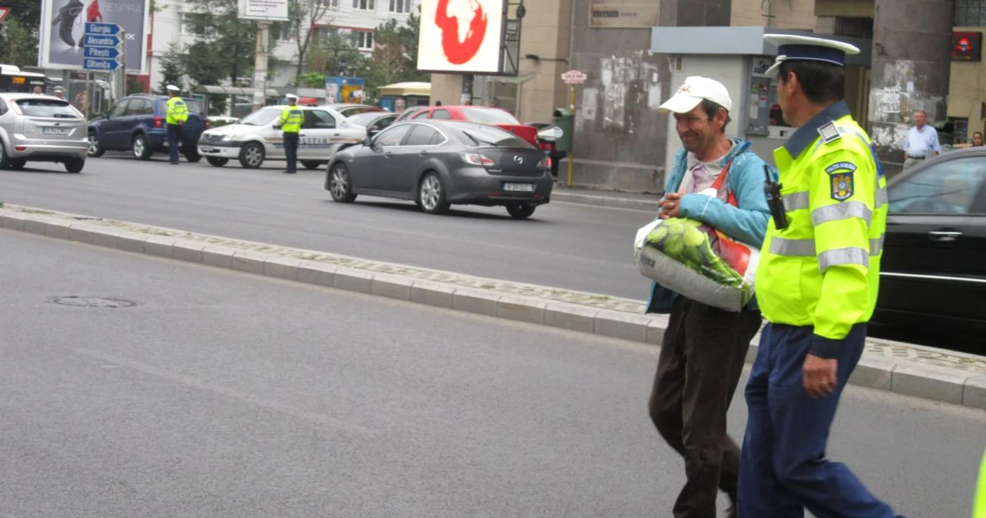 Pieton care a traversat neregulamentar în zona Gării de Nord. FOTO Păvăloi Bogdan