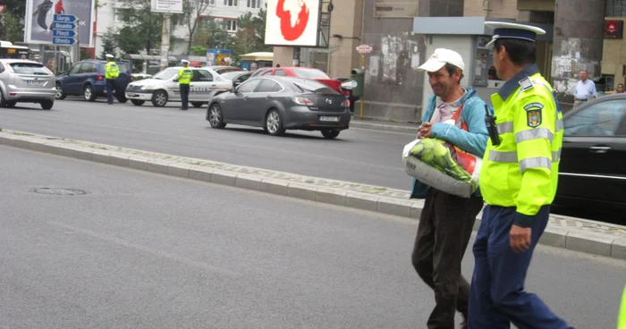 Pieton care a traversat neregulamentar în zona Gării de Nord. FOTO Păvăloi Bogdan