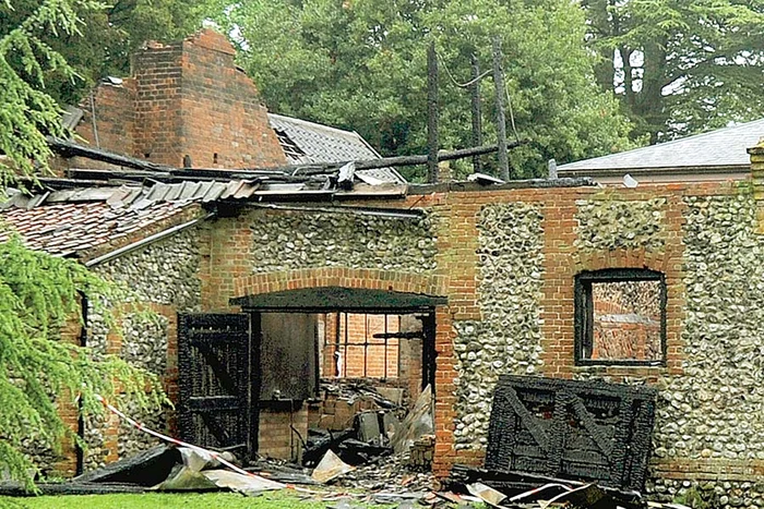 
    Flăcările au făcut  mari distrugeri la  conacul din Suffolk (Fotografii: Guliver/SplashnewsRex Features)  