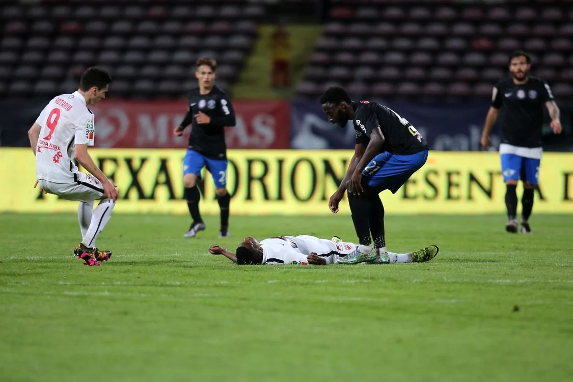 
    Patrick Ekeng se bucura în minutul 55 alături de Dorin Rotariu după golul marcat de cel din urmăCaptură DigiSport  