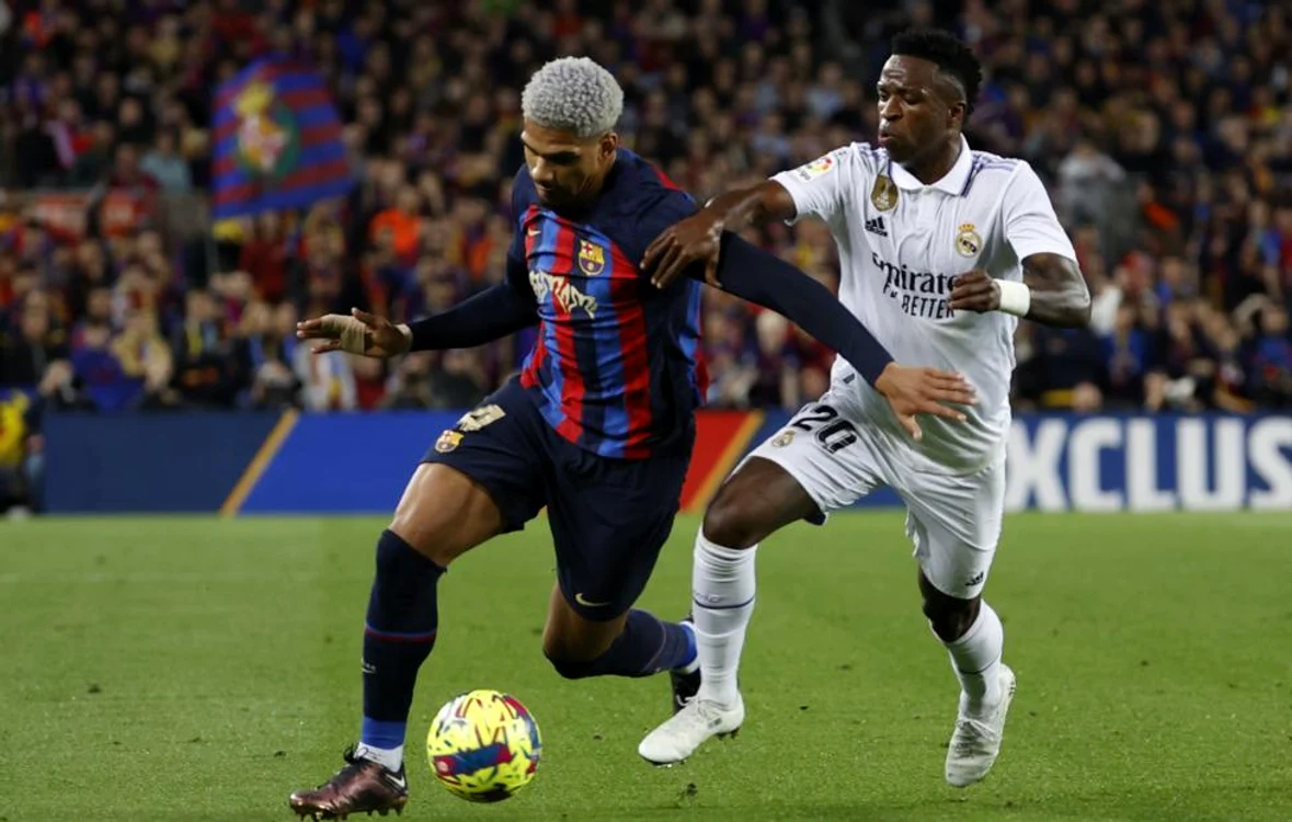 Fundașul Barcelonei Ronald Araujo și atacantul Real Madrid Vinicius. Foto: EPA-EFE