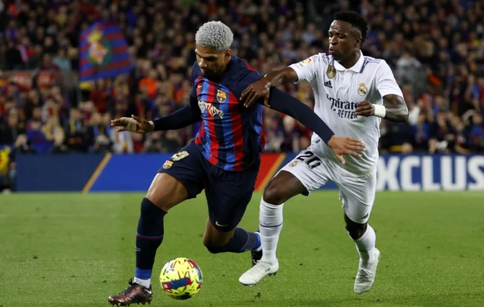 Fundașul Barcelonei Ronald Araujo și atacantul Real Madrid Vinicius. Foto: EPA-EFE