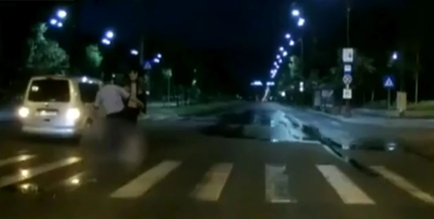 
    Tânărul a fost lovit cu piciorul când era deja la pământ (captură: Digi24)  