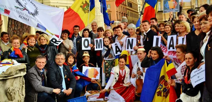 Laurenţiu Barbu (primul de jos-stânga), alături de românii din Italia  FOTO: Faceook