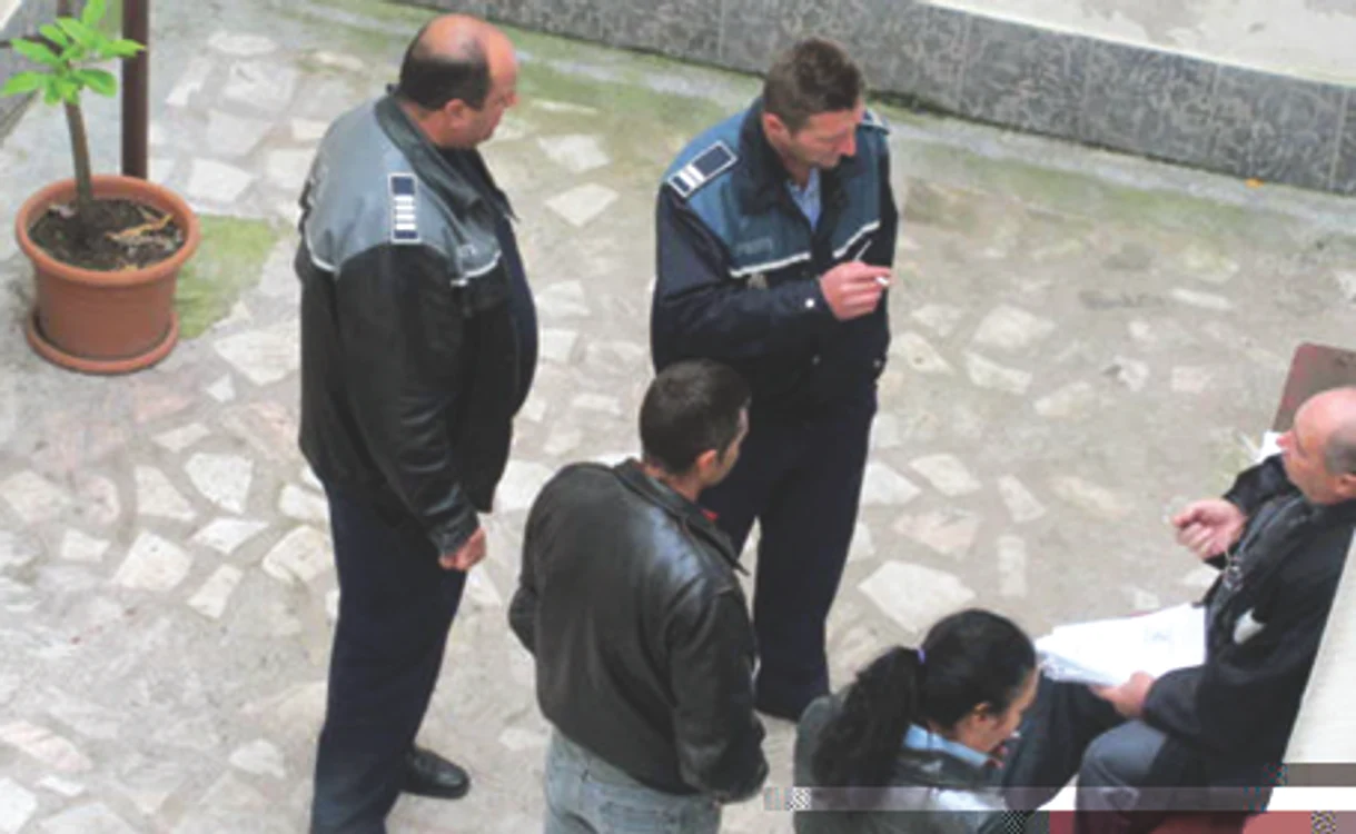 Patru poliţişti, cercetaţi după ce au dat petrecere în timpul serviciului FOTO Arhivă