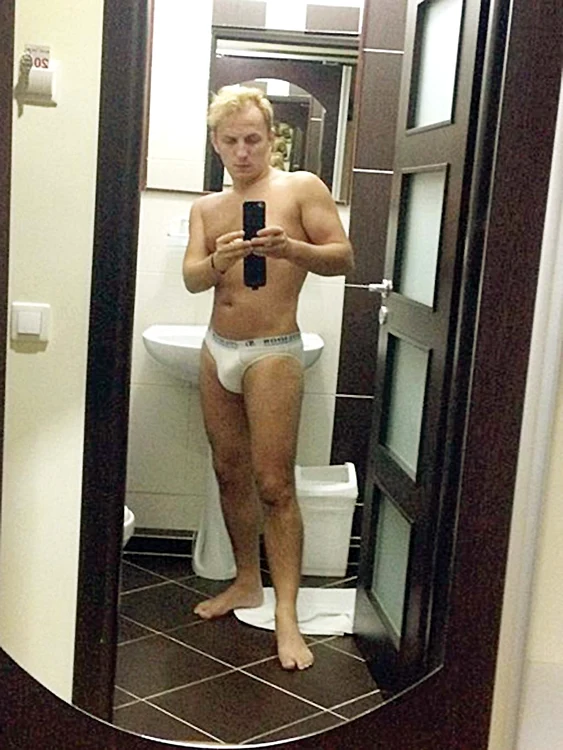 
    Mihai a bombardat Facebook-ul cu fotografii indecente  
