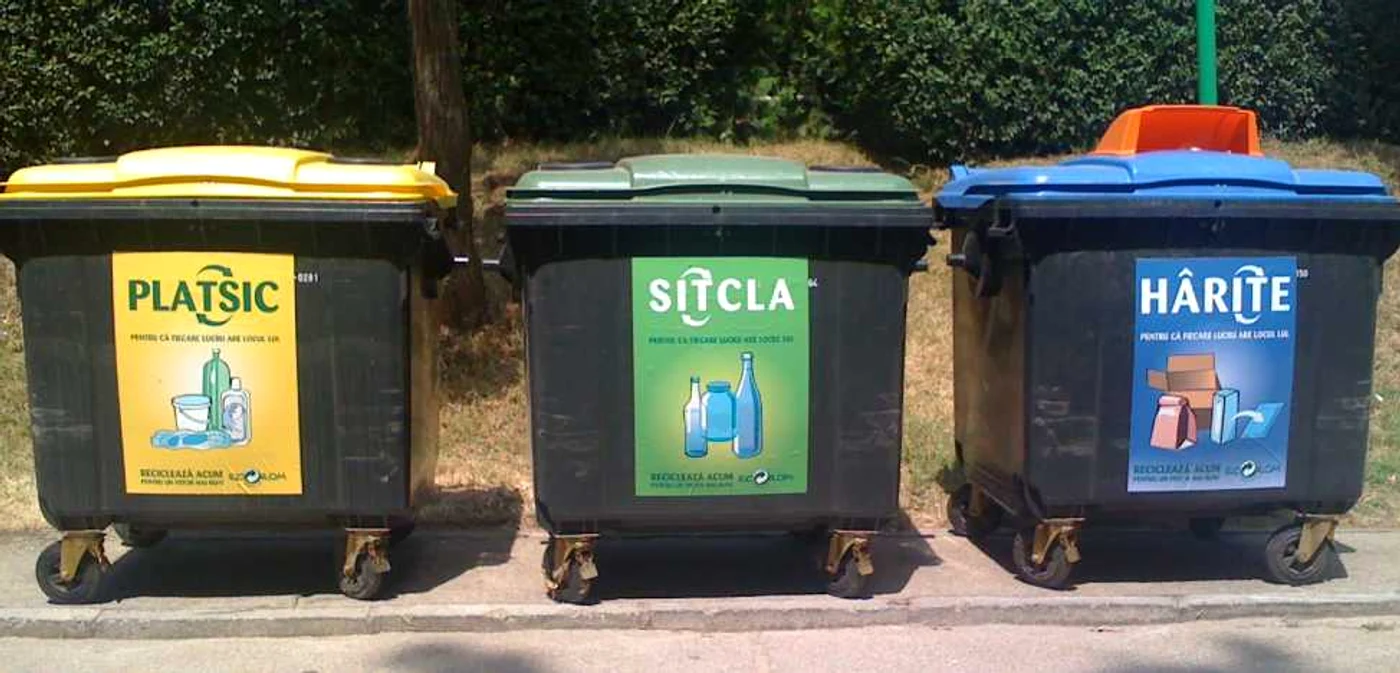 Primele containere pentru deşeuri selective sunt deja instalate la Buiucani. FOTO: Adevărul