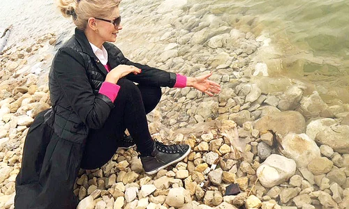 Anastasia s a spălat  pe mâini cu apa  plină de minerale  jpeg