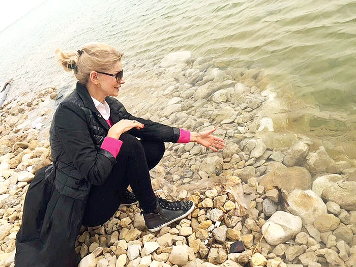 Anastasia s-a spălat  pe mâini cu apa  plină de minerale 