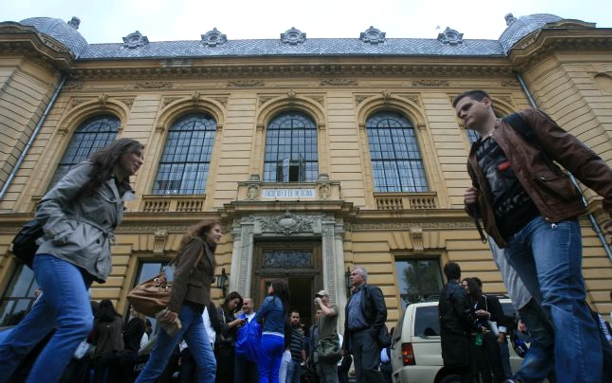 La Medicină sunt 450 de locuri, plus 250 de locuri cu taxă