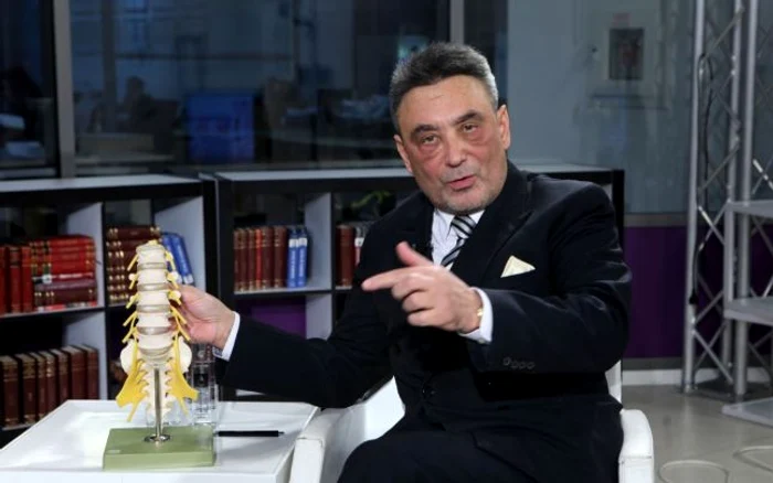 Dr. Ovidiu Grămescu, medic primar neurochirurg, şeful Secţiei deNeurochirurgie de la Spitalul Clinic Sanador, explică de ce apare hernia de disc lombară şi ce trebuie să facem ca să nu ajungem „la cuţit“.Foto: Adevărul