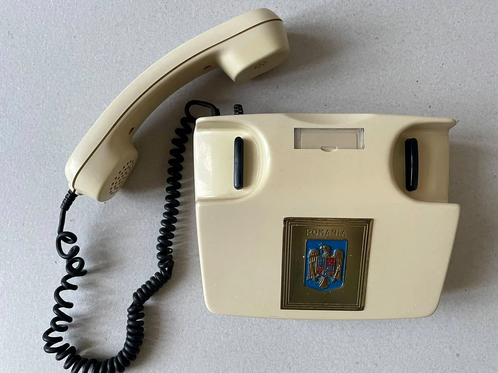 Telefon operativ, fără taste, donat Muzeului Județean Buzău de un anonim 