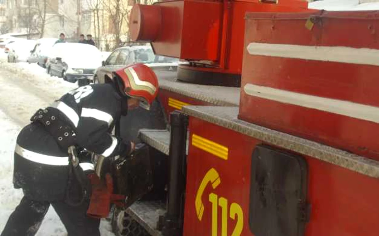 Ţurţurii ameninţă să cadă în capul trecătorilor