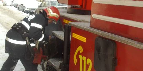 Ţurţurii ameninţă să cadă în capul trecătorilor