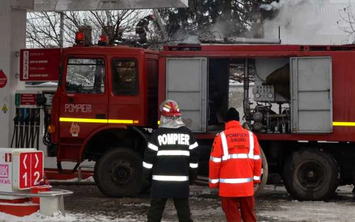 Incendiul, care a cuprins casa, se putea extinde la benzinăria aflată în imediata apropiere a acesteia. Foto: Marius Mototolea