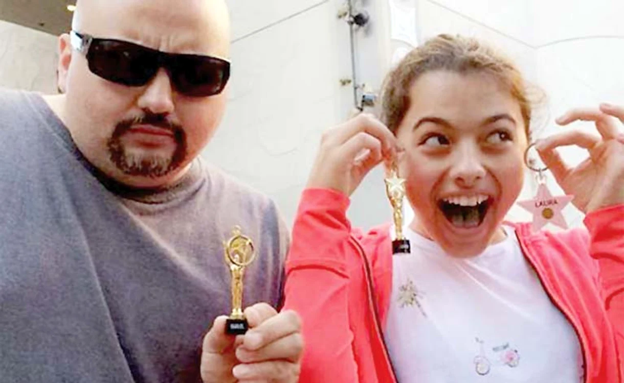 Laura e păzită ca un adevărat star de un bodyguard plin de muşchi