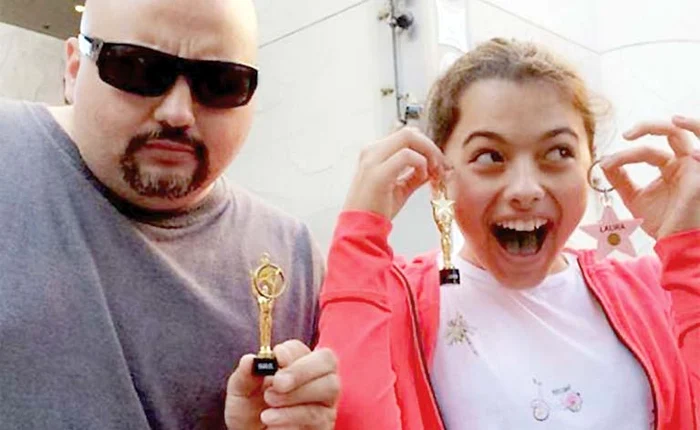 Laura e păzită ca un adevărat star de un bodyguard plin de muşchi