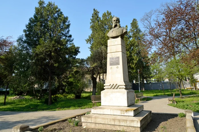 statuie dr jpg