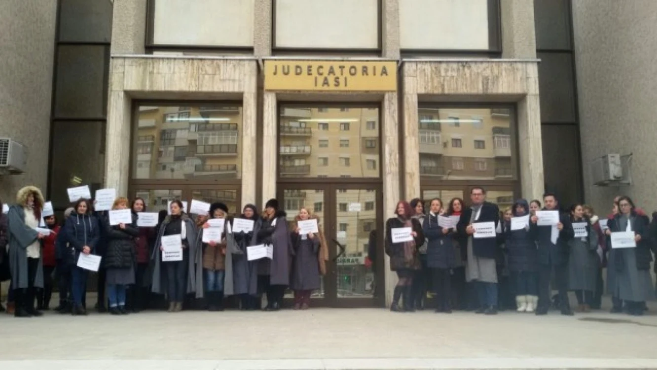 Grefierii din Iaşi sunt nemulţumiţi de modul în care se aplică salarizarea FOTO Ziarul de Iaşi