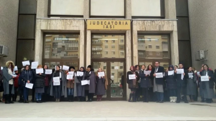 Grefierii din Iaşi sunt nemulţumiţi de modul în care se aplică salarizarea FOTO Ziarul de Iaşi