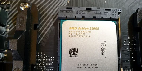 Procesor AMD Athlon 220GE FOTO Adrian Pogîngeanu
