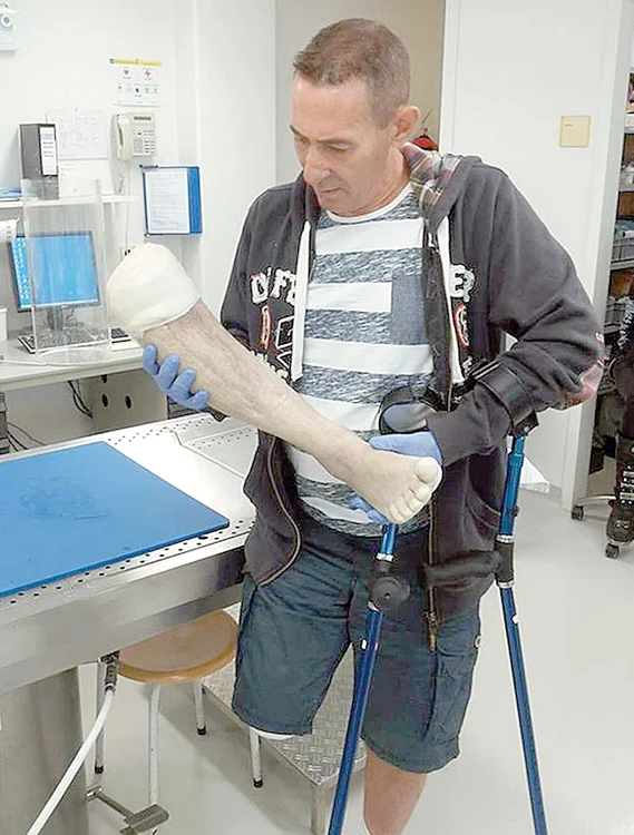 Leo Benton (53 de ani) spera ca piciorul să-l scape de sărăcie