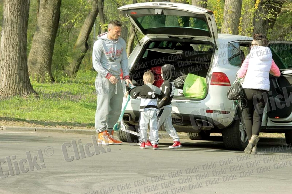 
    Fotbalistul trupei din Ghencea  i-a pregătit pe cei mici  pentru cursa pe trotinete (fotografii: caps)  