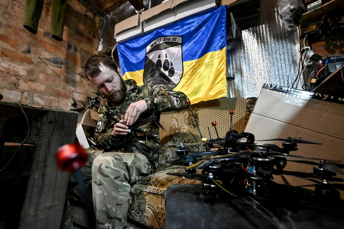 Soldați ucraineni configurează drone FPV FOTO PROFIMEDIA