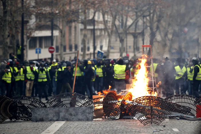 
    Autorităţile vor să evite copierea protestelor organizate de vestele galbene în FranţaFoto: epa  