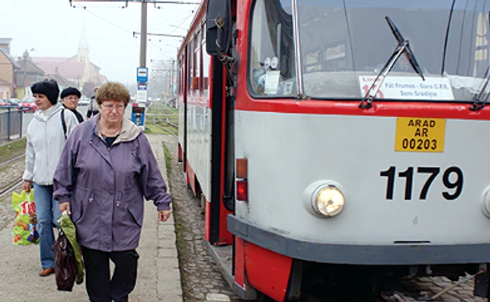 Arădenii care merg cu tramvaiul vor fi nevoiţi să încerce mersul pe jos