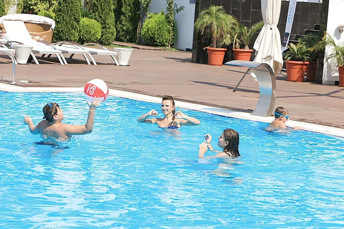 Cei trei au jucat volei în piscină