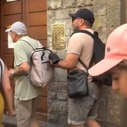 Român filmat cum fură din rucsacul unui turist, în Italia