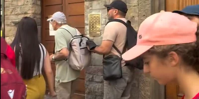 Român filmat cum fură din rucsacul unui turist, în Italia