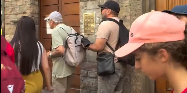 Român filmat cum fură din rucsacul unui turist, în Italia