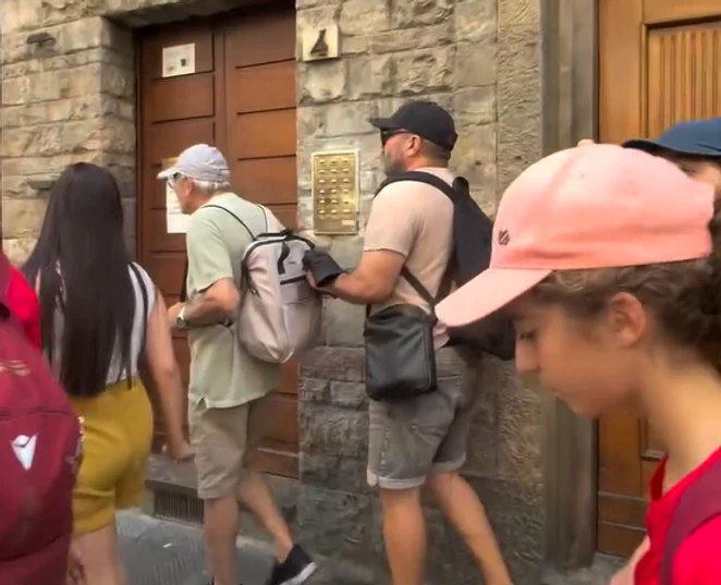 Român filmat cum fură din rucsacul unui turist, în Italia