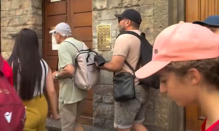 Român filmat cum fură din rucsacul unui turist, în Italia