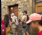Român filmat cum fură din rucsacul unui turist, în Italia