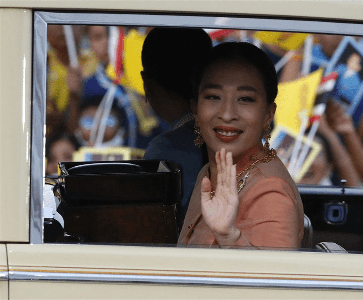 Prințesa succesoare a regelui Thailandei a suferit un atac de cord în timp ce alerga împreună cu câinii ei