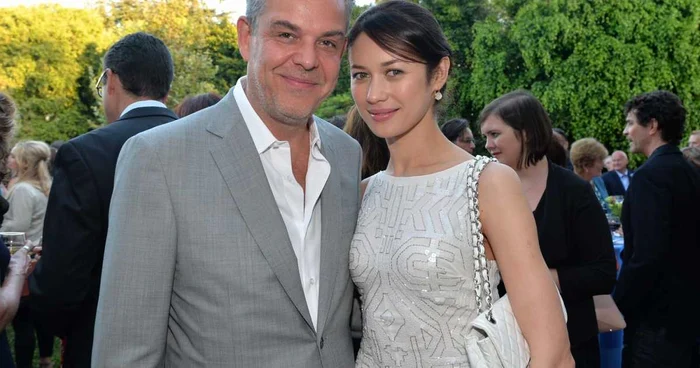 Supermodelul şi actriţa Olga Kurylenko, îmbrăcată într-o rochie semnată Lorena Sârbu, alături de iubitul ei, actorul Danny Huston FOTO Getty Images